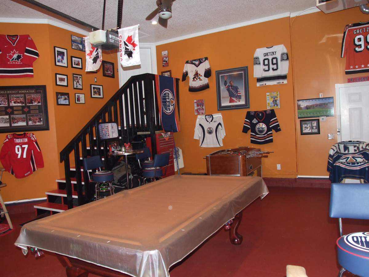 Saskatchewan hockey fan robbed of valuable Wayne Gretzky collection