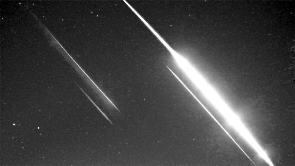 Fireball (brightest light) observed by the CA000P Global Meteor Network camera in Bowmanville, Ontario. Additional streaks are lens reflections.