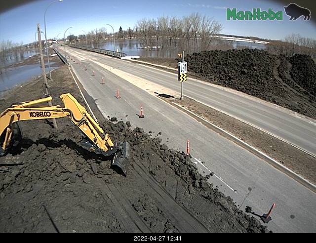 Work on the side of Highway 75 shows crews preparing dykes in Morris, Man., as the community anticipates the crest of the Red River next week.
