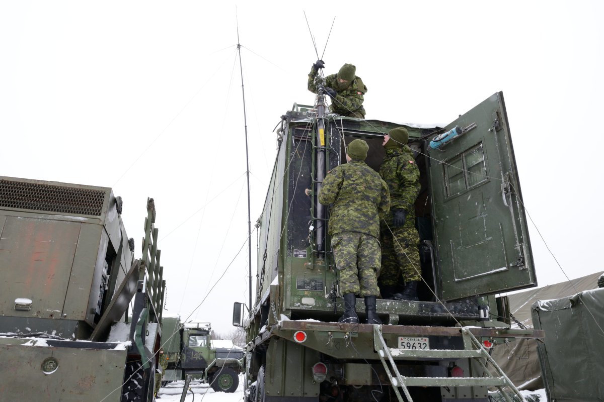 Canadian Army soldiers set up a mobile command post similar to equipment that will be used on Exercise ARROWHEAD RESPONSE in London and surrounding areas.