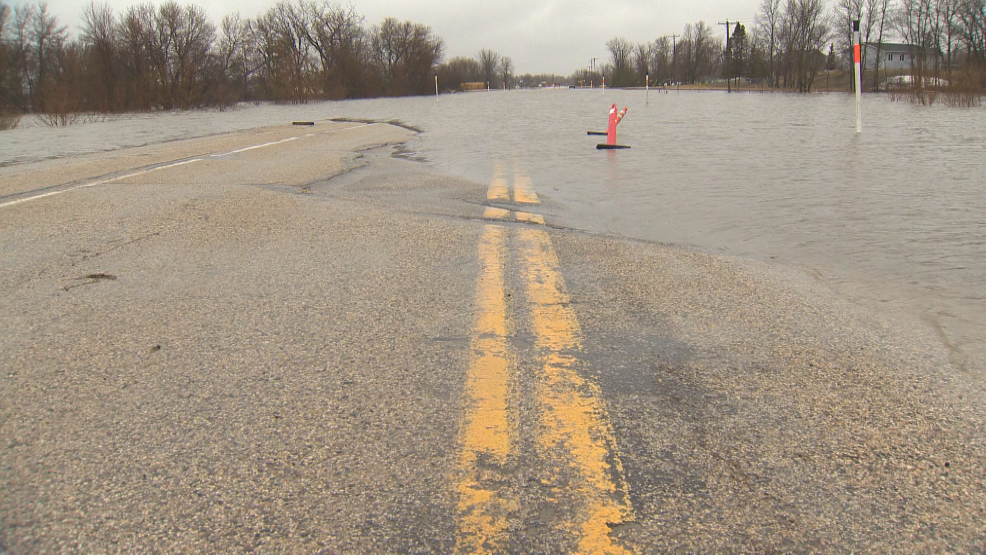 Dozens issued evacuation notices in Morden as overland flooding overtakes  town - Winnipeg