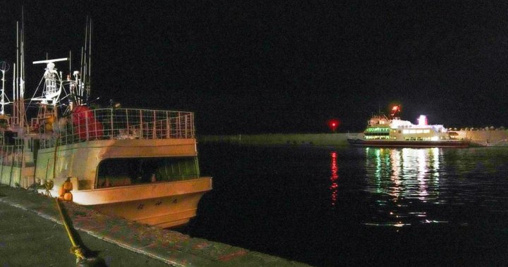 Japānas salstošajos ūdeņos pazūd laiva ar 26 cilvēkiem uz klāja