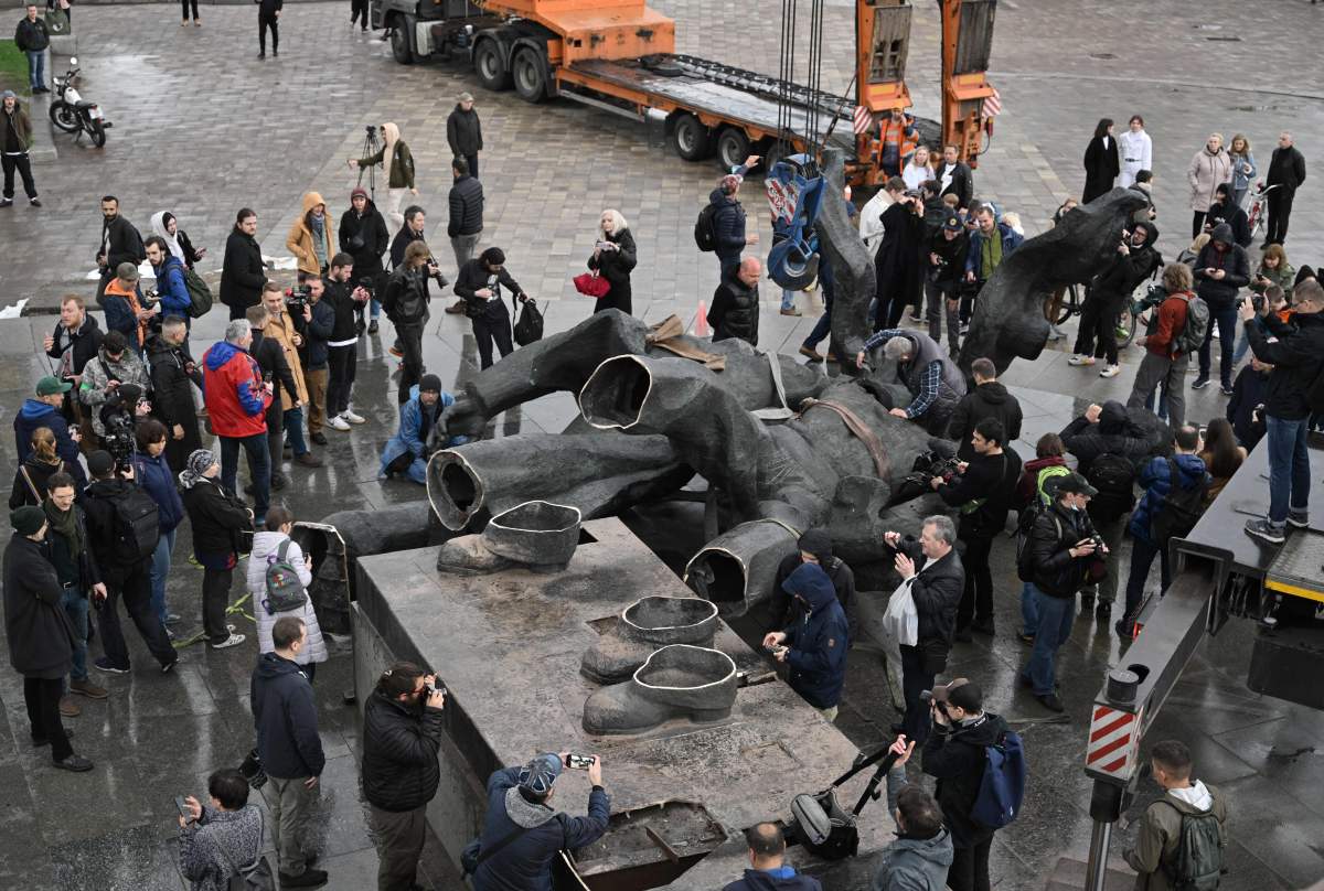 The crowd gathers around the monument after it was dismantled on Tuesday night. (Photo by Genya SAVILOV / AFP)