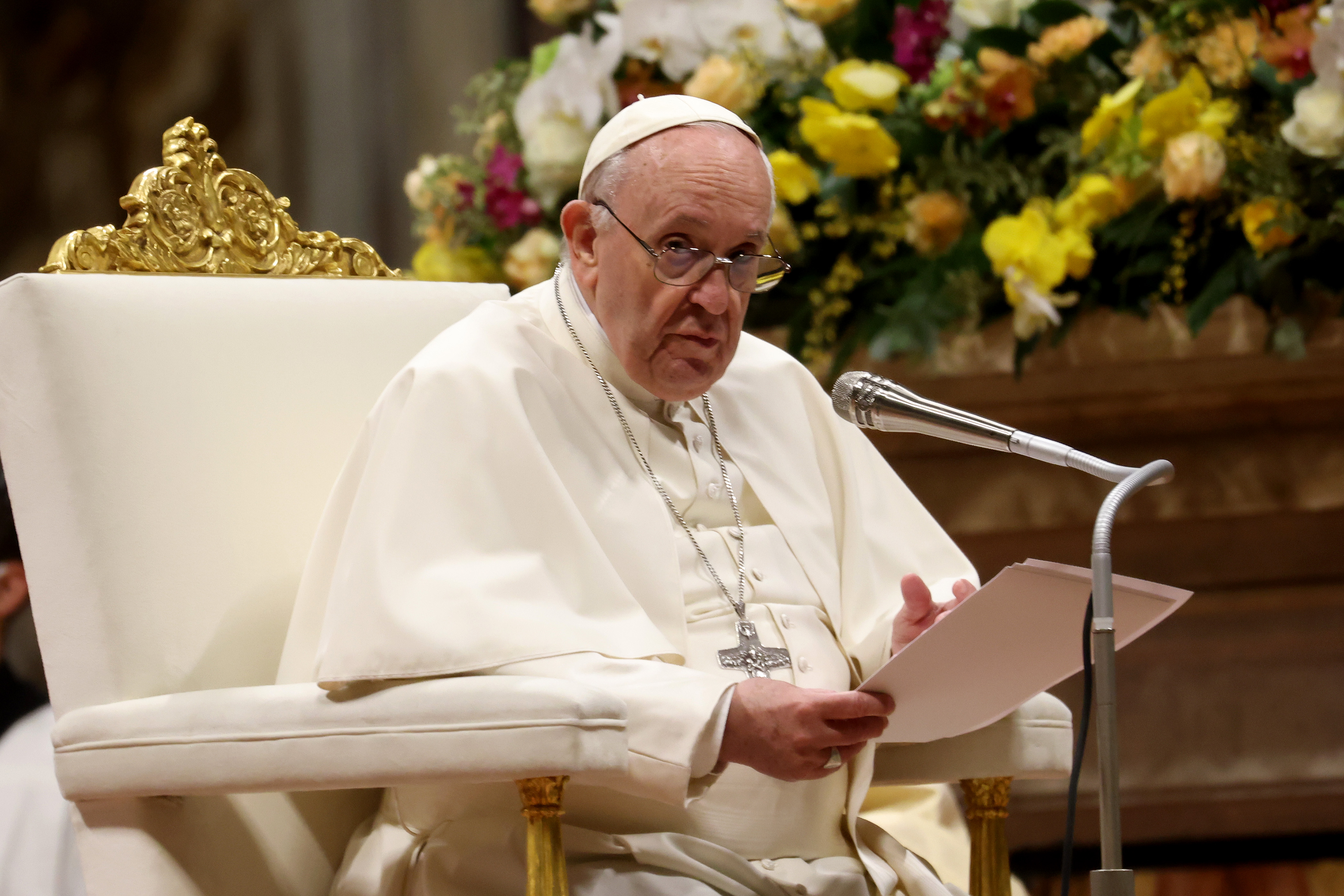 Pope Francis condemns ‘darkness of war’ in Ukraine at Easter vigil service