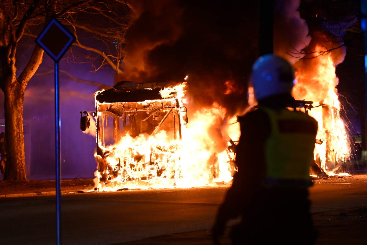 sweden-riot-protestors-police-fire