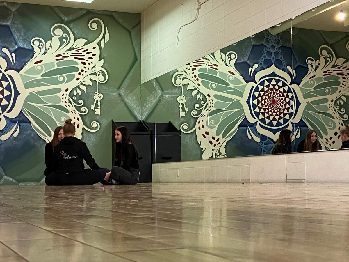 Jesse Wilms with Polanie dancers, Sophie Partyka and Viktoria Skiba.