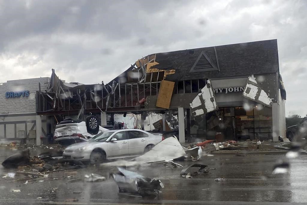 1 dead after rare tornado rips through northern Michigan town, inflicting  major damage - National | Globalnews.ca