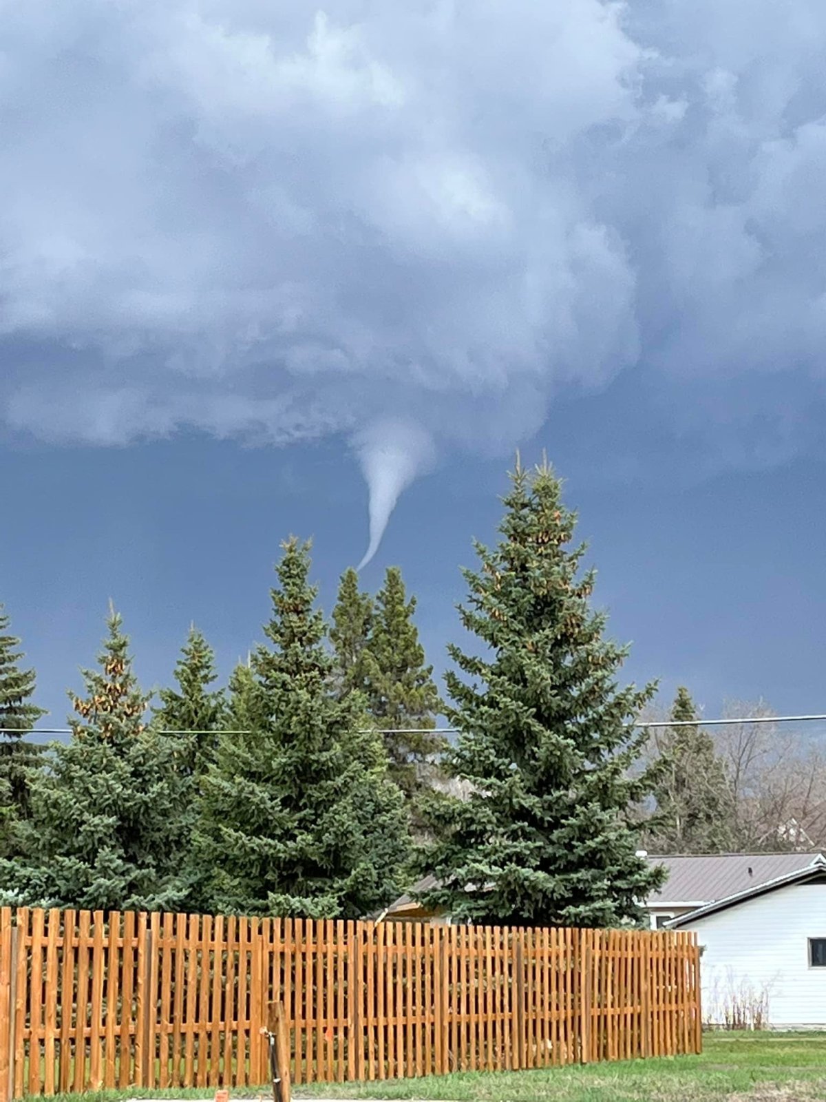 Funnel clouds reported in southern Saskatchewan over the weekend - image