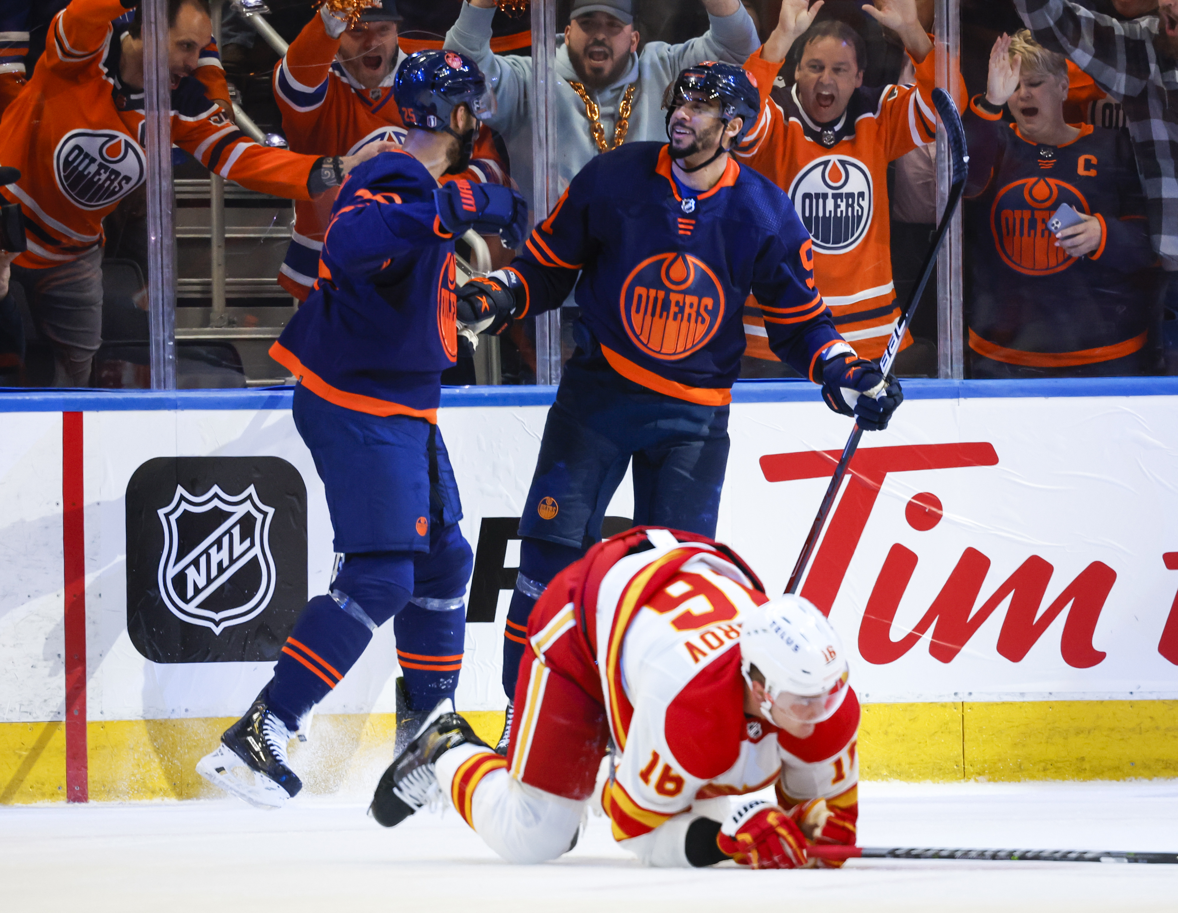 Kane nets hat trick as Oilers thump Flames 4-1 to take 2-1 playoff series  lead - Castlegar News