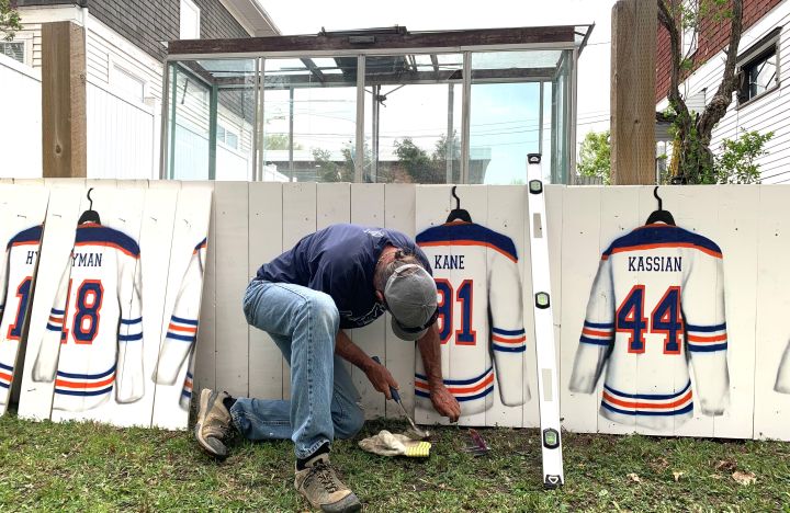 A wooden fence is pleasing hockey fans in Alberta's capital because it is a tribute to the Edmonton Oilers and meant to cheer the team on in the playoffs.