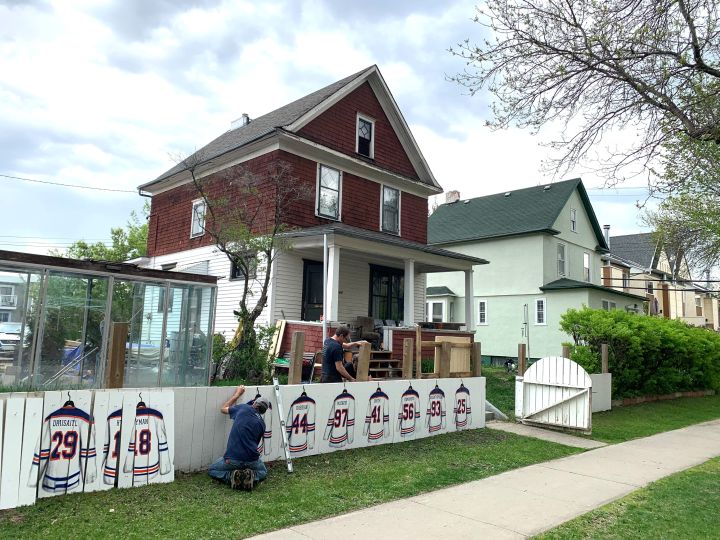 A wooden fence is pleasing hockey fans in Alberta’s capital because it is a tribute to the Edmonton Oilers and meant to cheer the team on in the playoffs.