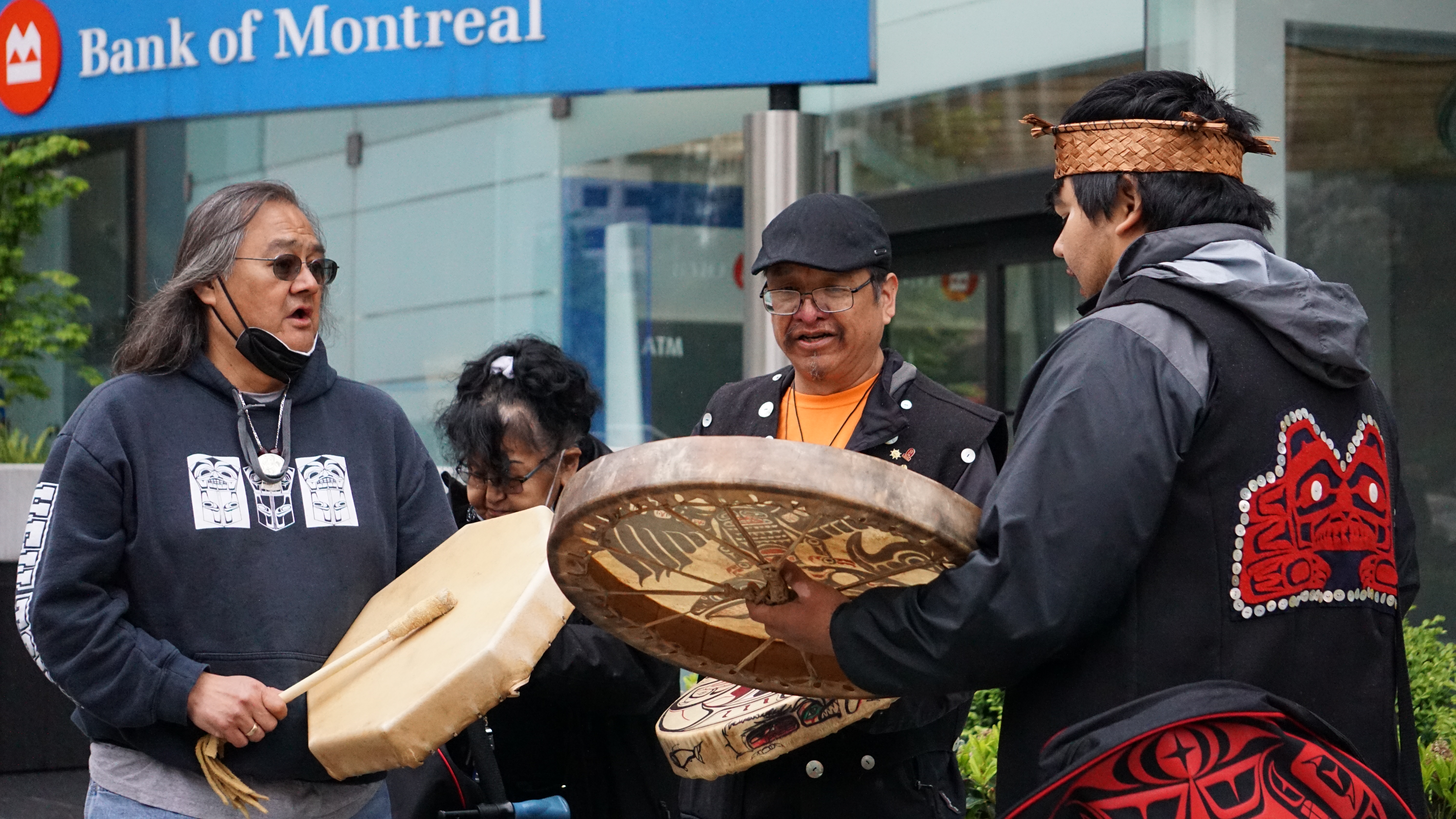 Мъж от първата нация Heiltsuk и неговата внучка подновяват стремежа