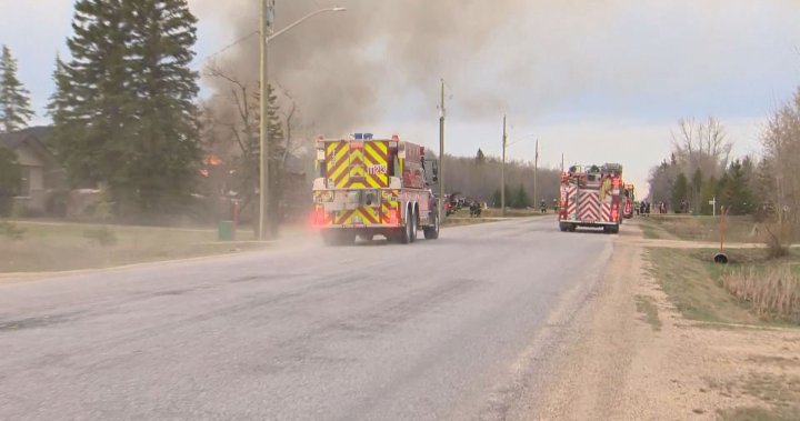 Winnipeg fire crews fight Wednesday morning house fire