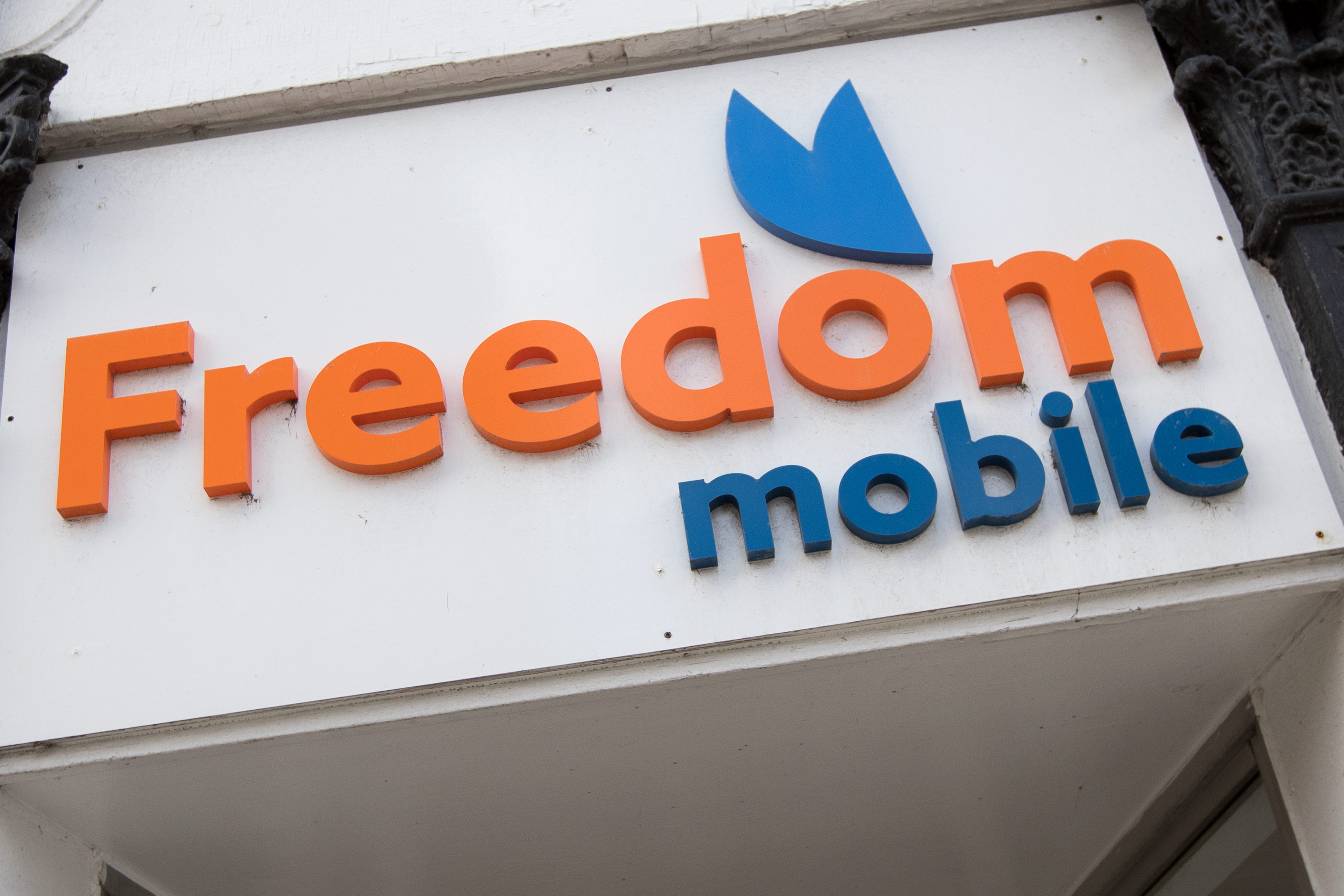 Globalive sweetens bid to buy Freedom Mobile with Telus network deal