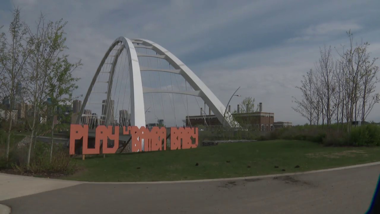 Диджеят в American Airlines Center в Далас Тексас се извинява