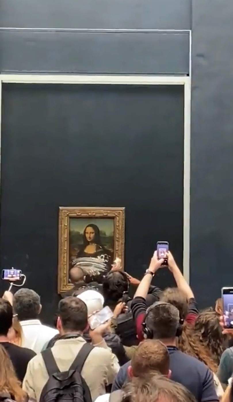 Man in disguise throws cake at Mona Lisa painting in Louvre Museum -  National | Globalnews.ca