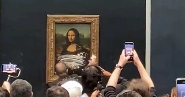 Un hombre disfrazado lanza un pastel a la Mona Lisa en el Museo Nacional del Louvre