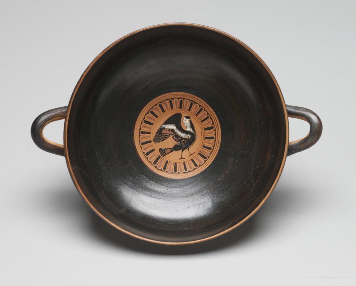 This ancient Greek kylix from the Dallas Museum of Art was destroyed Wednesday. Its exterior depicts Hercules slaying the Nemean lion, a mythical creature with golden fur that is impervious to mortal weapons.