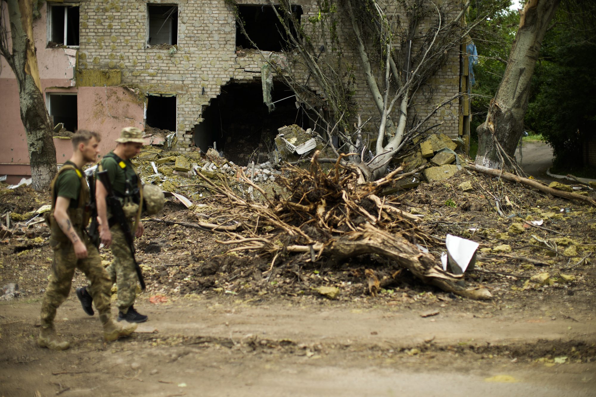 Ukrainian troops begin retreating from besieged eastern city to stronger positions