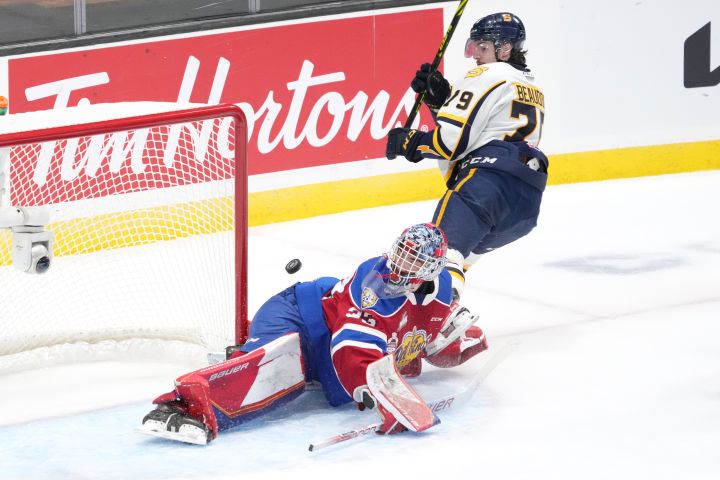 June 21, 2022, Saint John, NB, Canada: Edmonton Oil Kings' Carter Souch,  right, reacts after deflecting a shot by Shawinigan Cataractes' Jordan  Tourigny during the second period of Memorial Cup hockey action