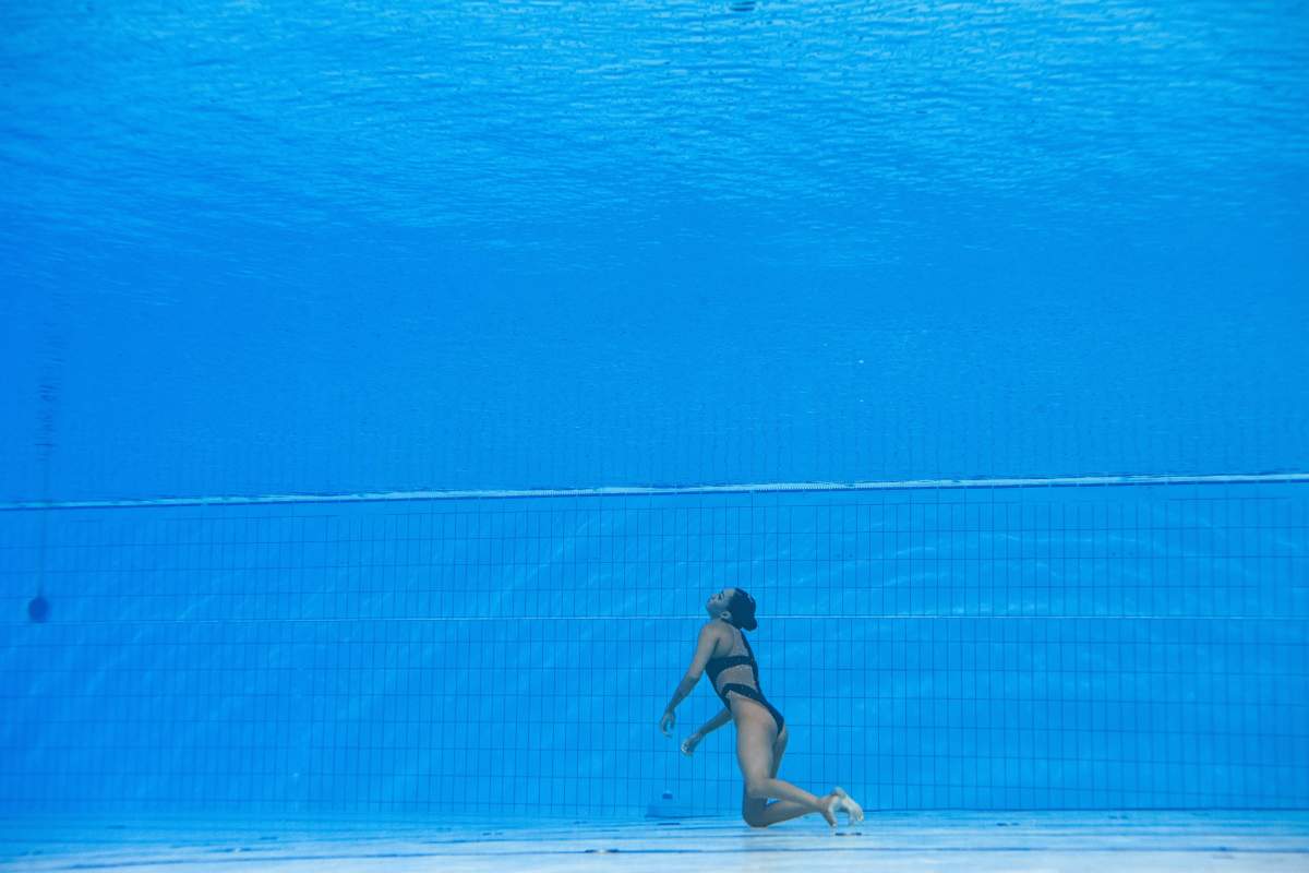 USA's Anita Alvarez sinks to the bottom of the pool during an incident, in the women's solo free artistic swimming finals, during the Budapest 2022 World Aquatics Championships at the Alfred Hajos Swimming Complex in Budapest on June 22, 2022.