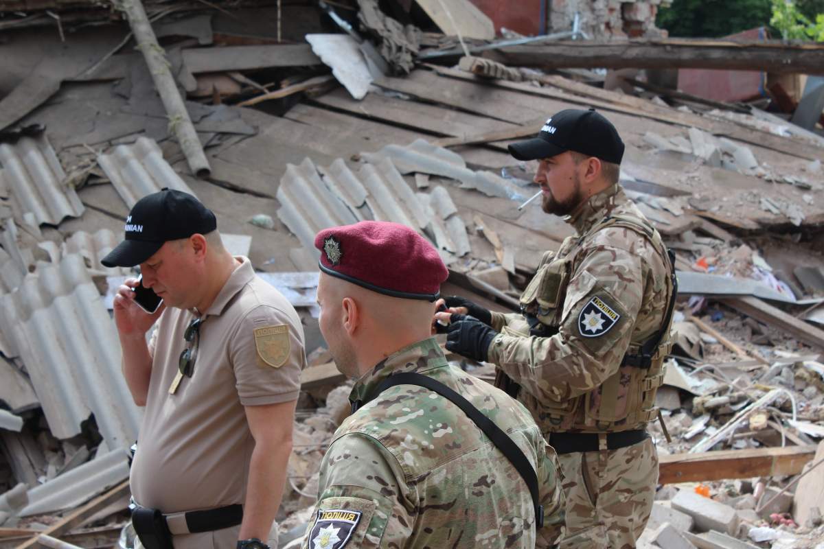 Police chief Volodymyr Tymoshko, left, on Sunday at the scene of a Russian missile attack on a residential building, Kharkiv.