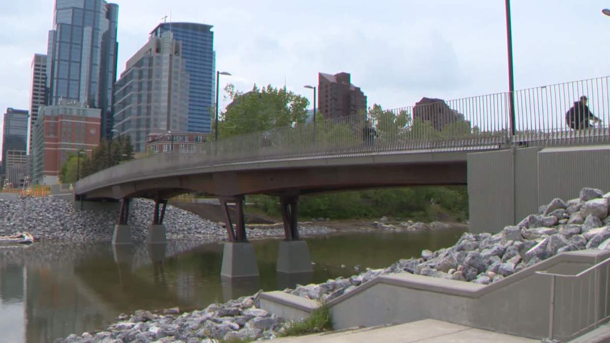 The new Jaipur Bridge features a wider bridge deck to allow more space for users, it is also more than one metre higher than its predecessor to increase its flood resilience. .