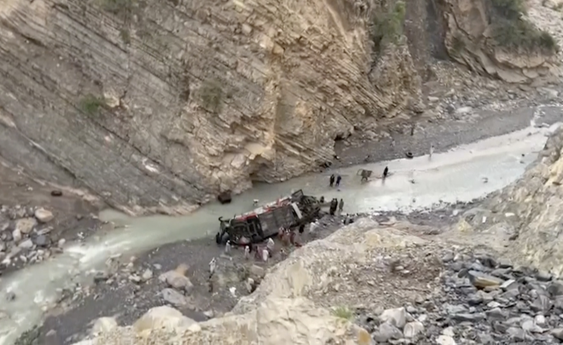 Пропасть на 24 часа. Далат автобус сорвался в пропасть 2009. Авария автобус на дне горной реки картинки. Pakistan Bus Bullet 2023.