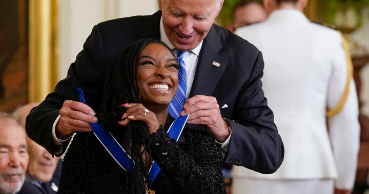 Biden décerne à Simone Biles, John McCain et 15 autres la Médaille présidentielle de la liberté – National