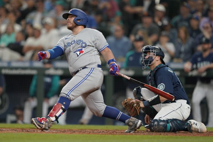 Eugenio Suarez homers in 11th as Mariners top Blue Jays 5-2