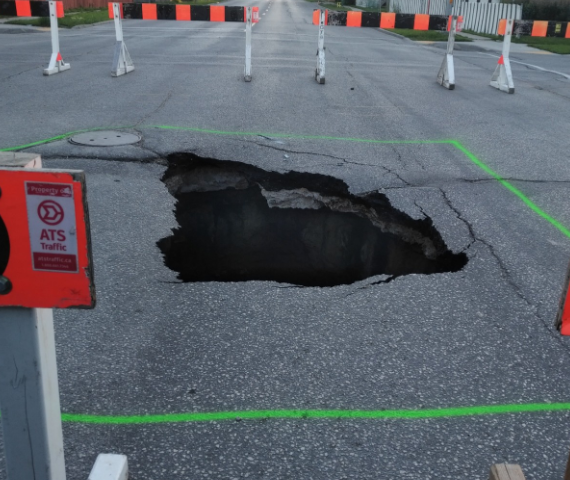 ‘Massive sinkhole’ closes street in north Winnipeg