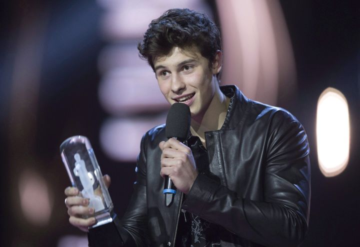 Shawn Mendes accepts the Juno award for Juno Fan Choice at the Juno awards show Sunday April 2, 2017 in Ottawa. 