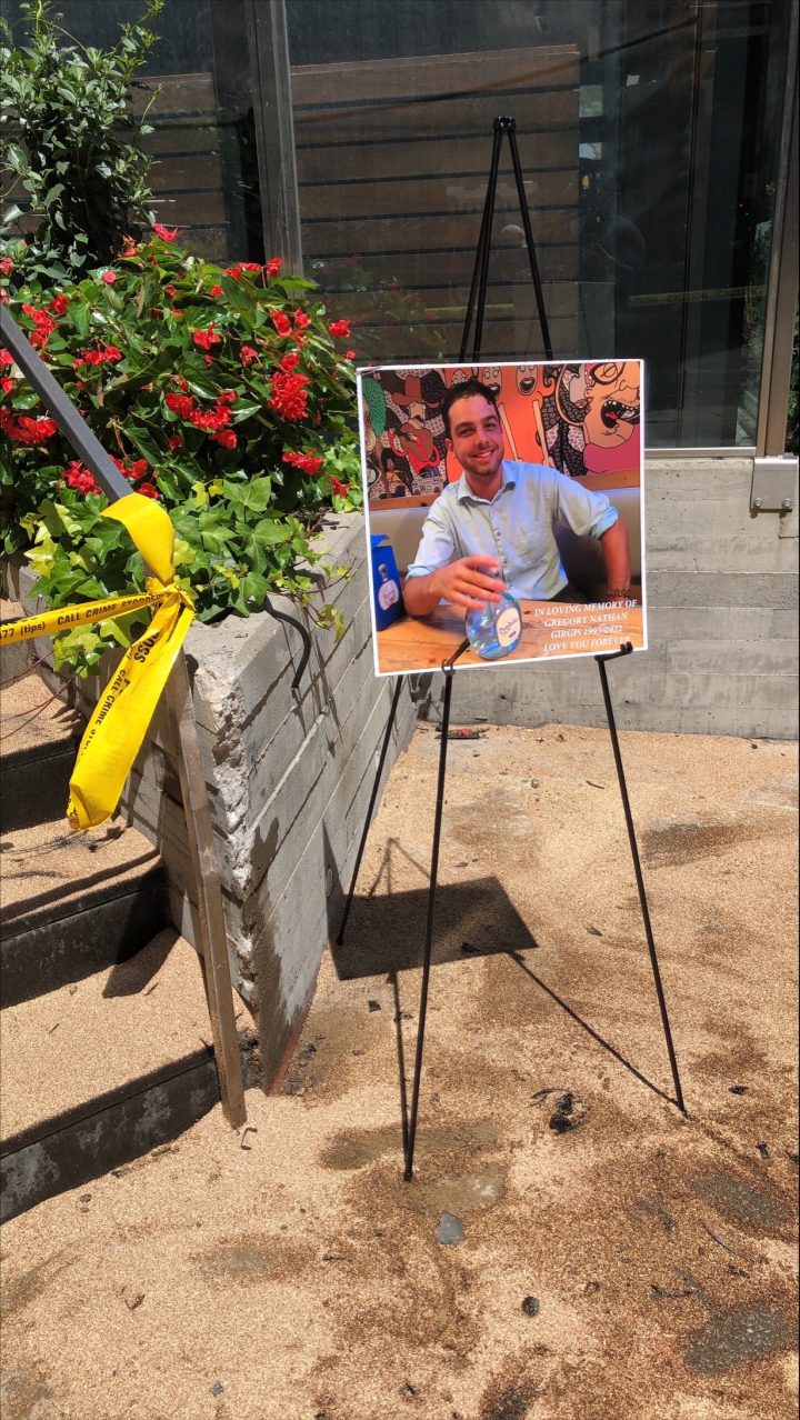 Аврил Хигинсън едва можеше да говори докато изнасяше разплакано изявление