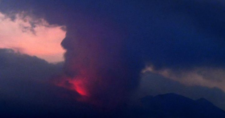 Volcán Sakurajima de Japón entra en erupción, nivel de alerta elevado al más alto: nacional