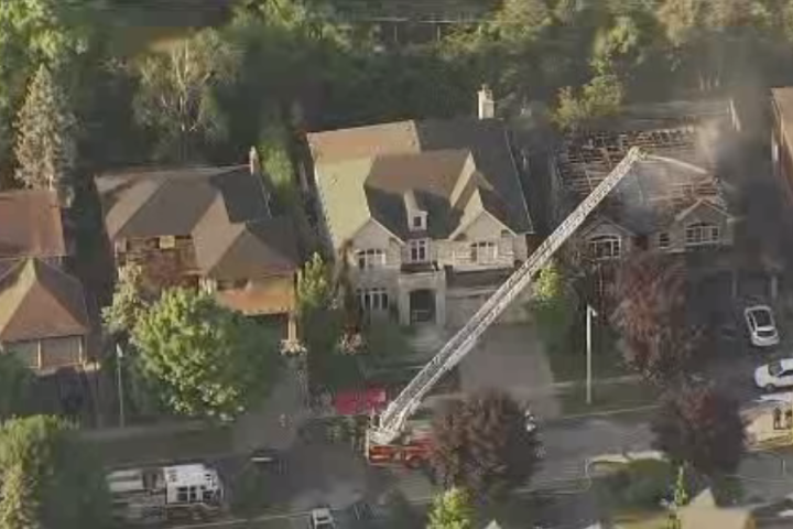 5 people escape after fire fully engulfs Richmond Hill home
