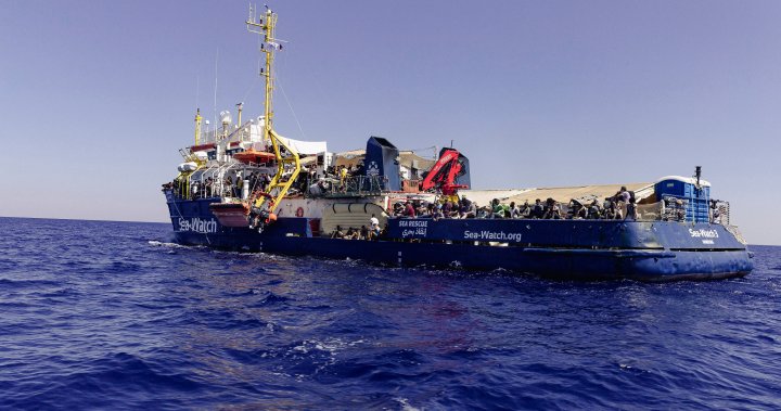 Лодка с десетки мигранти опитващи се да достигнат Европа се