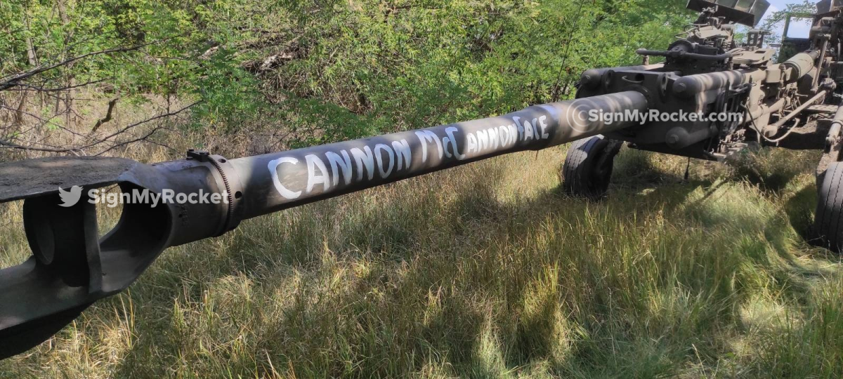 Canada sent M777 howitzers like this one to Ukraine. The barrel is marked with a message from a sponsor.