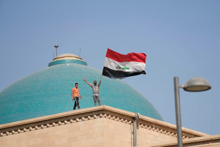 Followers of Iraqi Shiite cleric storm palace amid news of resignation
