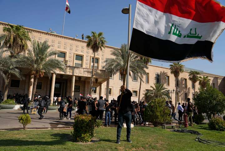At least 15 dead after followers of Iraqi Shiite cleric storm palace ...