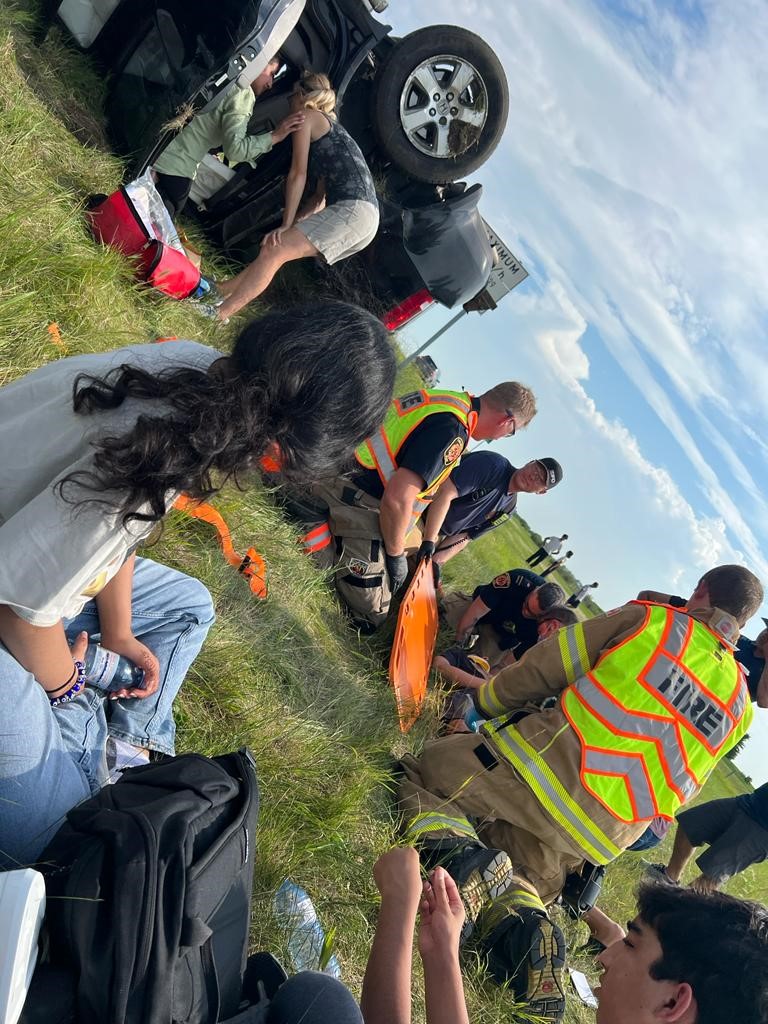 Responding paramedics along with other helpful bystanders helped family.