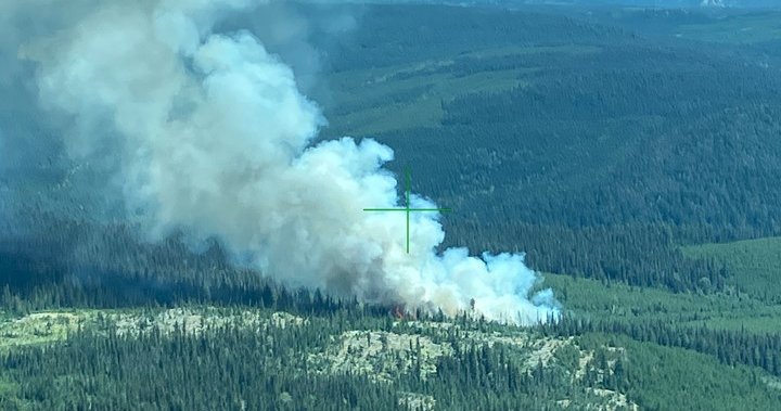 B.C. fire crews tackling ‘highly visible’ wildfire 20 km north of Kamloops