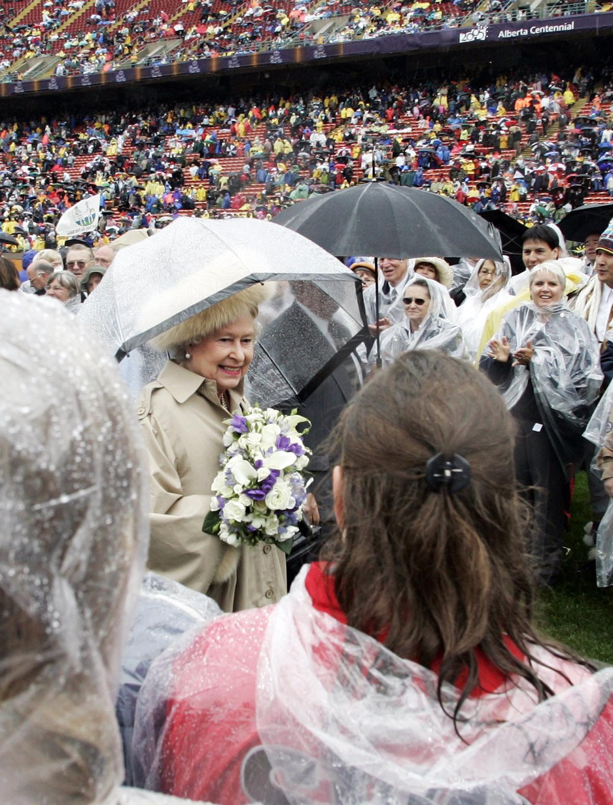 Мероприятия королевы елизаветы. Королева Елизавета и ветер. Королева 2005. Queen Elizabeth II. 2005.