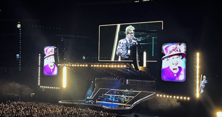 Elton John rend hommage à la reine Elizabeth II lors de son dernier spectacle à Toronto