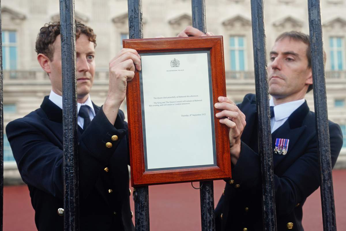Members of royal household staff posts a notice on the gates of the Buckingham Palace in London announcing the death of Queen Elizabeth II. Picture date: Thursday September 8, 2022.