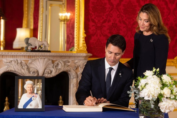 Trudeau attends Queen Elizabeth’s lying in state ahead of meeting King Charles III