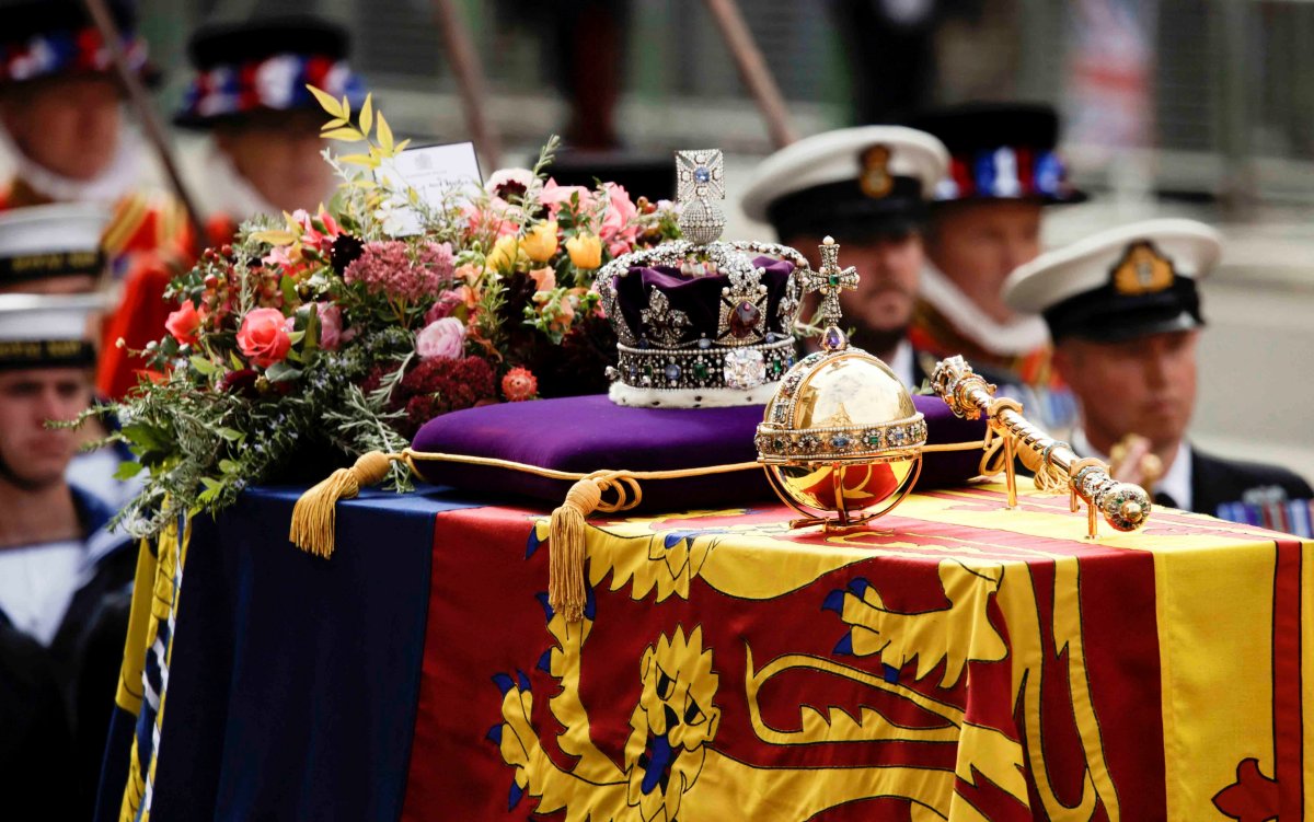 A note is seen on Queen Elizabeth II's coffin