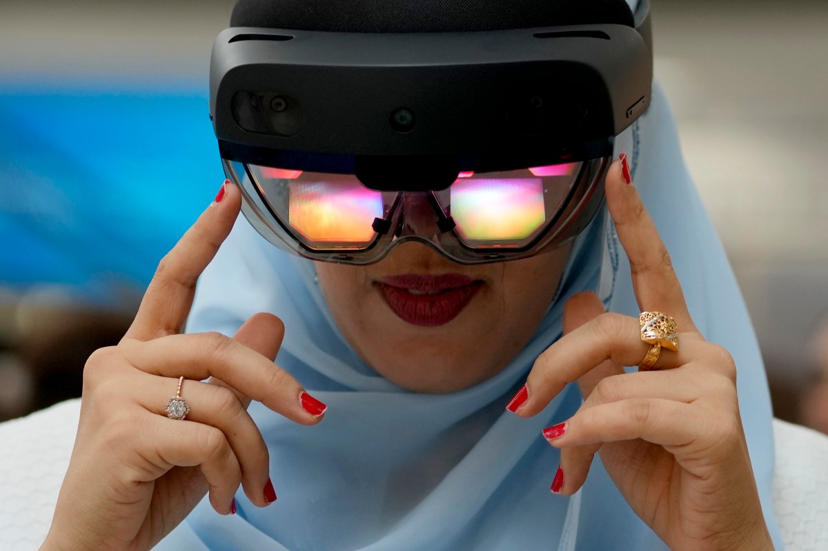 A women uses virtual reality goggles during The Dubai Metaverse Assembly in Dubai, United Arab Emirates on Sept. 28. Alan Cross says 'Web3' will bring with it a 'musicverse' that could be the future of the music industry.