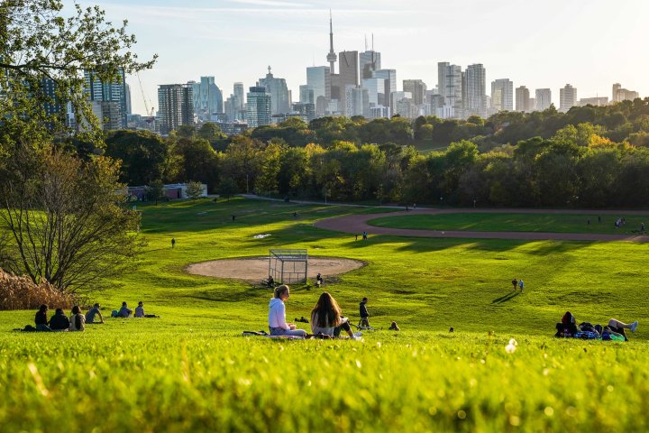 Fall heat wave continues with record-breaking temperatures in Toronto