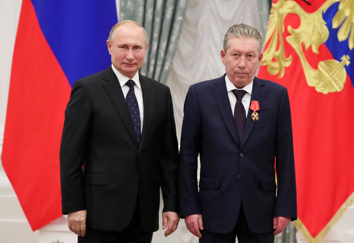 Russian president Vladimir Putin standing beside Ravil Maganov.
