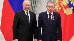 Russian president Vladimir Putin standing beside Ravil Maganov.